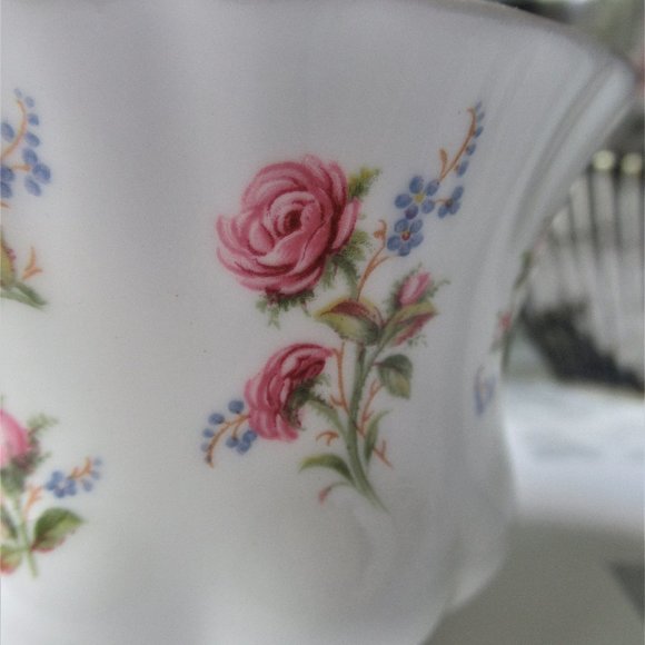 Bone China Mug Winsome by Royal Albert, England 1975-1997 - Picture 2 of 12